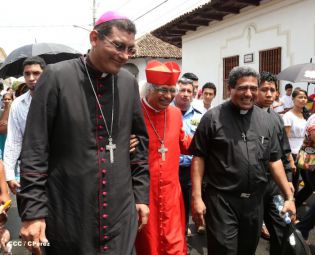Granadinos se desbordan para recibir al Cardenal Brenes