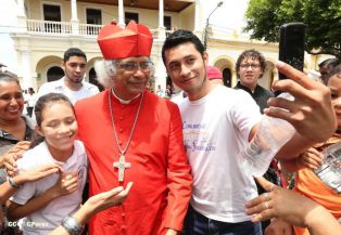 Granadinos se desbordan para recibir al Cardenal Brenes
