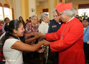 Granadinos se desbordan para recibir al Cardenal Brenes