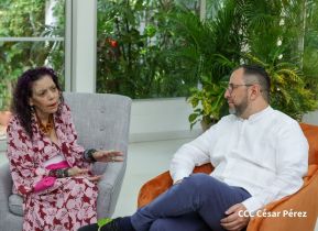 Presidente Daniel y Compañera Rosario en encuentro con el Canciller de Venezuela, Yván Gil