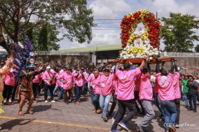 Feligreses acompañan a Santo Domingo de Guzmán rumbo a su morada en Las Sierritas