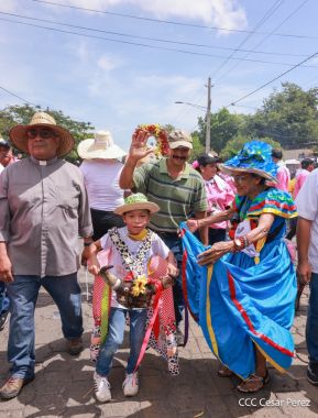 Feligreses acompañan a Santo Domingo de Guzmán rumbo a su morada en Las Sierritas