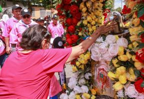 Feligreses acompañan a Santo Domingo de Guzmán rumbo a su morada en Las Sierritas
