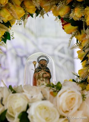 Feligreses acompañan a Santo Domingo de Guzmán rumbo a su morada en Las Sierritas