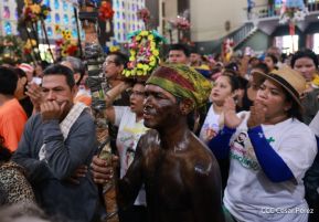 Feligreses acompañan a Santo Domingo de Guzmán rumbo a su morada en Las Sierritas