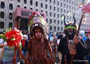 Feligreses acompañan a Santo Domingo de Guzmán rumbo a su morada en Las Sierritas