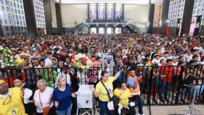 Feligreses acompañan a Santo Domingo de Guzmán rumbo a su morada en Las Sierritas