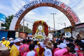 Feligreses acompañan a Santo Domingo de Guzmán rumbo a su morada en Las Sierritas