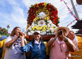 Feligreses acompañan a Santo Domingo de Guzmán rumbo a su morada en Las Sierritas