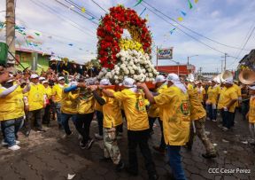 Feligreses acompañan a Santo Domingo de Guzmán rumbo a su morada en Las Sierritas