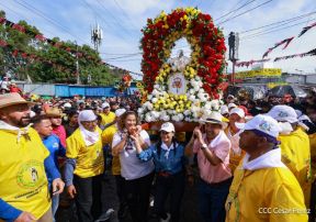 Feligreses acompañan a Santo Domingo de Guzmán rumbo a su morada en Las Sierritas