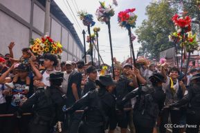 Feligreses acompañan a Santo Domingo de Guzmán rumbo a su morada en Las Sierritas