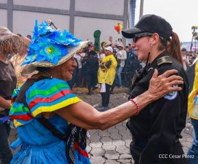 Feligreses acompañan a Santo Domingo de Guzmán rumbo a su morada en Las Sierritas