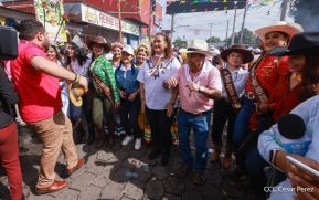 Feligreses acompañan a Santo Domingo de Guzmán rumbo a su morada en Las Sierritas