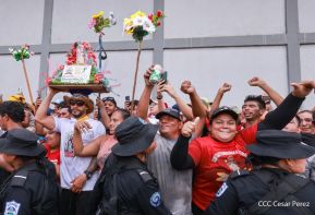 Feligreses acompañan a Santo Domingo de Guzmán rumbo a su morada en Las Sierritas