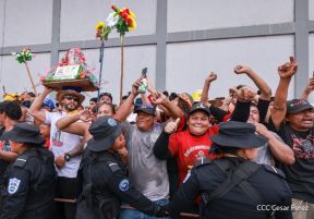 Feligreses acompañan a Santo Domingo de Guzmán rumbo a su morada en Las Sierritas