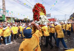 Feligreses acompañan a Santo Domingo de Guzmán rumbo a su morada en Las Sierritas