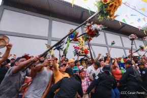 Feligreses acompañan a Santo Domingo de Guzmán rumbo a su morada en Las Sierritas