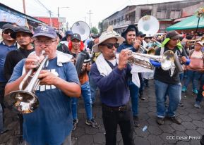 Feligreses acompañan a Santo Domingo de Guzmán rumbo a su morada en Las Sierritas