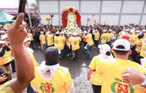 Feligreses acompañan a Santo Domingo de Guzmán rumbo a su morada en Las Sierritas