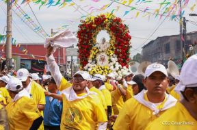 Feligreses acompañan a Santo Domingo de Guzmán rumbo a su morada en Las Sierritas