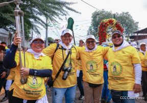 Feligreses acompañan a Santo Domingo de Guzmán rumbo a su morada en Las Sierritas