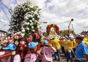 Feligreses acompañan a Santo Domingo de Guzmán rumbo a su morada en Las Sierritas