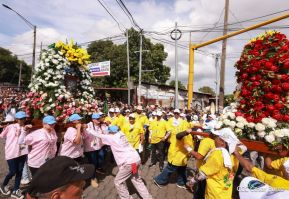 Feligreses acompañan a Santo Domingo de Guzmán rumbo a su morada en Las Sierritas