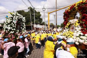 Feligreses acompañan a Santo Domingo de Guzmán rumbo a su morada en Las Sierritas