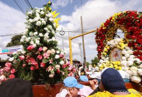 Feligreses acompañan a Santo Domingo de Guzmán rumbo a su morada en Las Sierritas