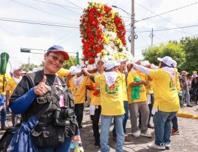 Feligreses acompañan a Santo Domingo de Guzmán rumbo a su morada en Las Sierritas