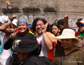Feligreses acompañan a Santo Domingo de Guzmán rumbo a su morada en Las Sierritas