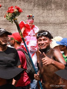 Feligreses acompañan a Santo Domingo de Guzmán rumbo a su morada en Las Sierritas