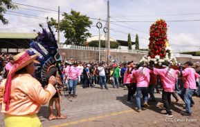 Feligreses acompañan a Santo Domingo de Guzmán rumbo a su morada en Las Sierritas