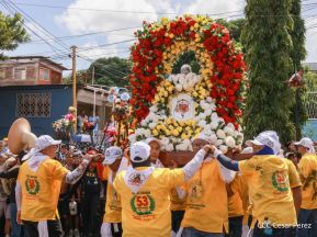 Feligreses acompañan a Santo Domingo de Guzmán rumbo a su morada en Las Sierritas