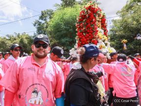Feligreses acompañan a Santo Domingo de Guzmán rumbo a su morada en Las Sierritas