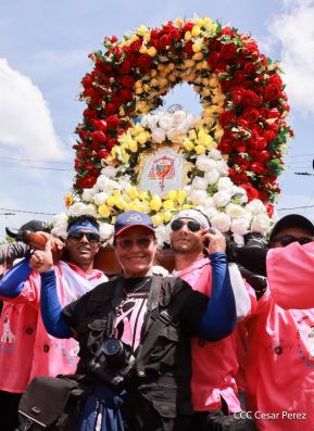 Feligreses acompañan a Santo Domingo de Guzmán rumbo a su morada en Las Sierritas