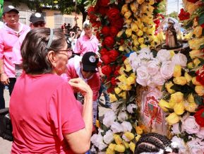 Feligreses acompañan a Santo Domingo de Guzmán rumbo a su morada en Las Sierritas