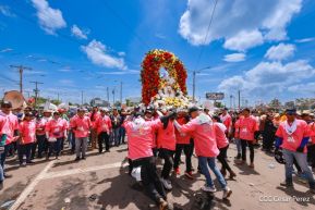 Feligreses acompañan a Santo Domingo de Guzmán rumbo a su morada en Las Sierritas