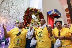 Feligreses acompañan a Santo Domingo de Guzmán rumbo a su morada en Las Sierritas