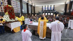 Feligreses acompañan a Santo Domingo de Guzmán rumbo a su morada en Las Sierritas