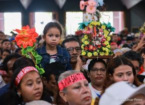 Feligreses acompañan a Santo Domingo de Guzmán rumbo a su morada en Las Sierritas