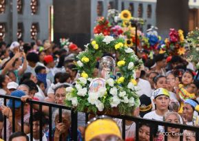 Feligreses acompañan a Santo Domingo de Guzmán rumbo a su morada en Las Sierritas