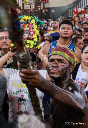 Feligreses acompañan a Santo Domingo de Guzmán rumbo a su morada en Las Sierritas