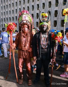 Feligreses acompañan a Santo Domingo de Guzmán rumbo a su morada en Las Sierritas