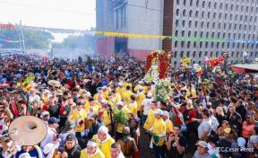 Feligreses acompañan a Santo Domingo de Guzmán rumbo a su morada en Las Sierritas