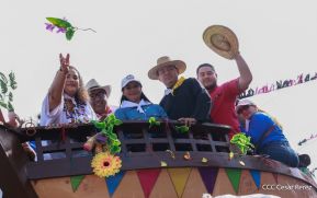 Feligreses acompañan a Santo Domingo de Guzmán rumbo a su morada en Las Sierritas