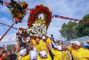 Feligreses acompañan a Santo Domingo de Guzmán rumbo a su morada en Las Sierritas