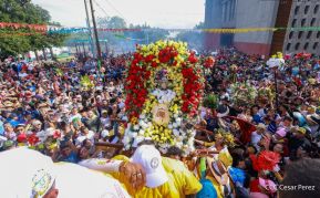 Feligreses acompañan a Santo Domingo de Guzmán rumbo a su morada en Las Sierritas