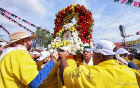 Feligreses acompañan a Santo Domingo de Guzmán rumbo a su morada en Las Sierritas